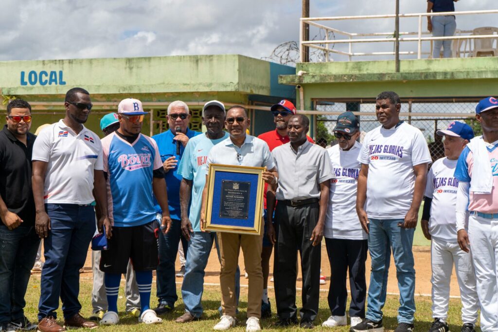 Víctor Pichardo junto a la directiva de la liga Las Viejas Glorias y autoridades provinciales al recibir el reconocimiento
