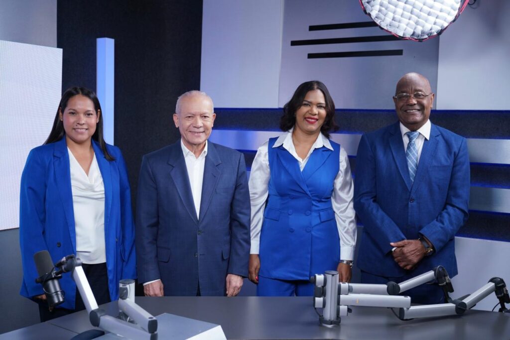 Staff de Reseñas junto al invitado, Cándido Mercedes