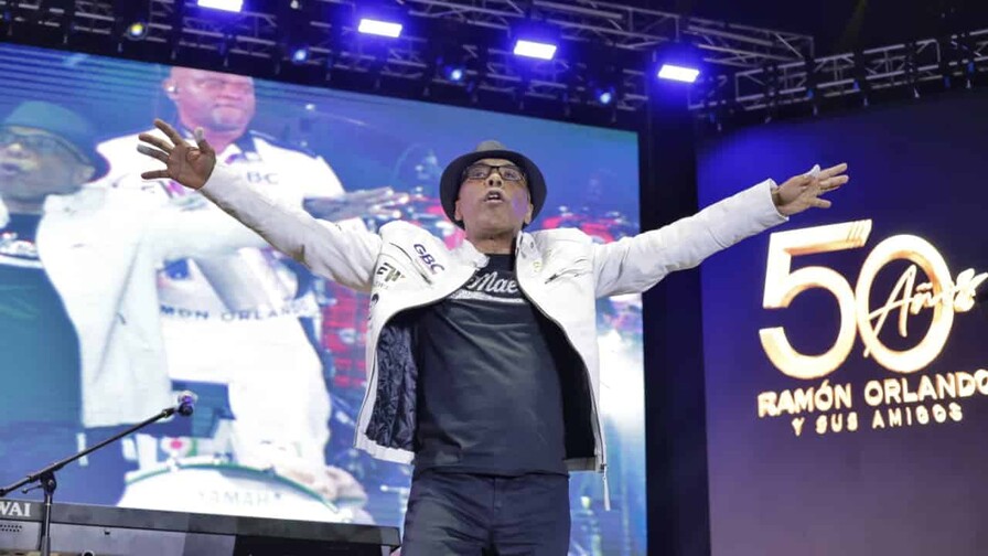 Ramón Orlando celebra 50 años de carrera con un Estadio Olímpico que se tiende a sus pies